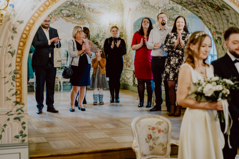 Goście biją brawo na ślubie w USC w Białymstoku