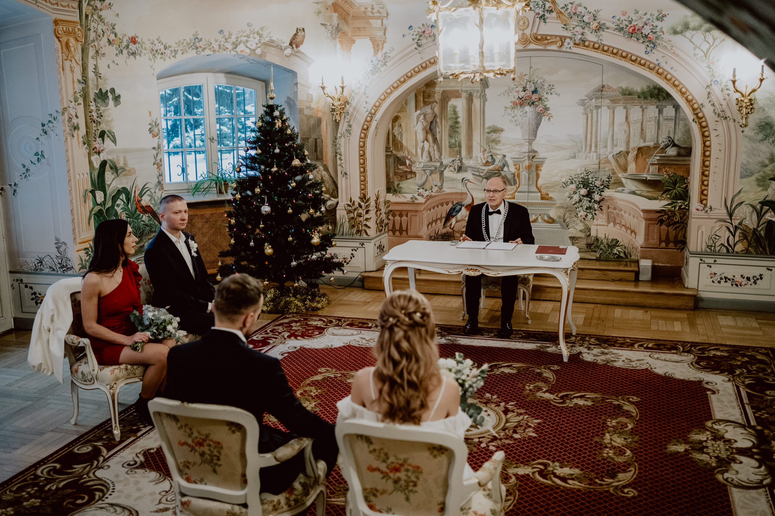 Urzędnik Stanu Cywilnego w Białymstoku przemawia do pary młodej podczas ceremonii zaślubin.