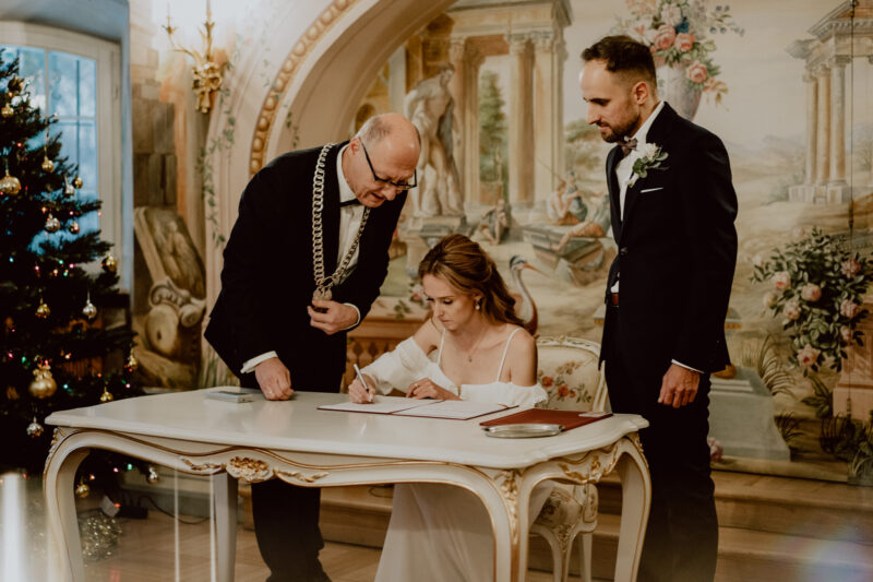 Panna młoda podpisuje akt małżeństwa w USC Białystok