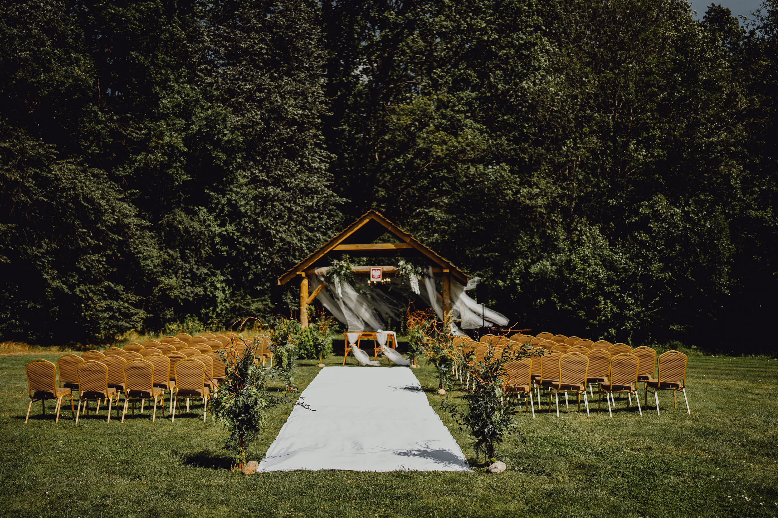 Lokalizacja na ceremonię ślubną w plenerze z 60 miejscami siedzącymi w Białymstoku.