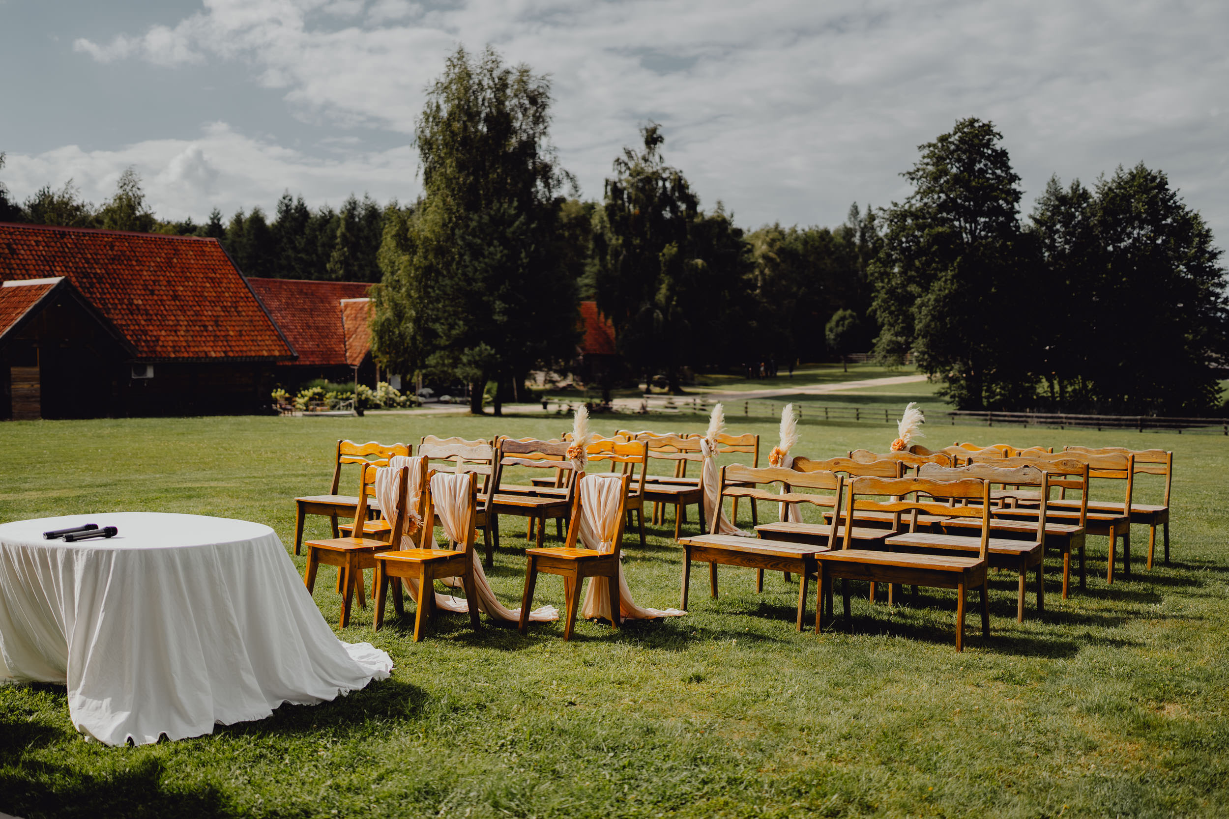 Przygotowane miejsce na ślub plenerowy w Majątku Howieny
