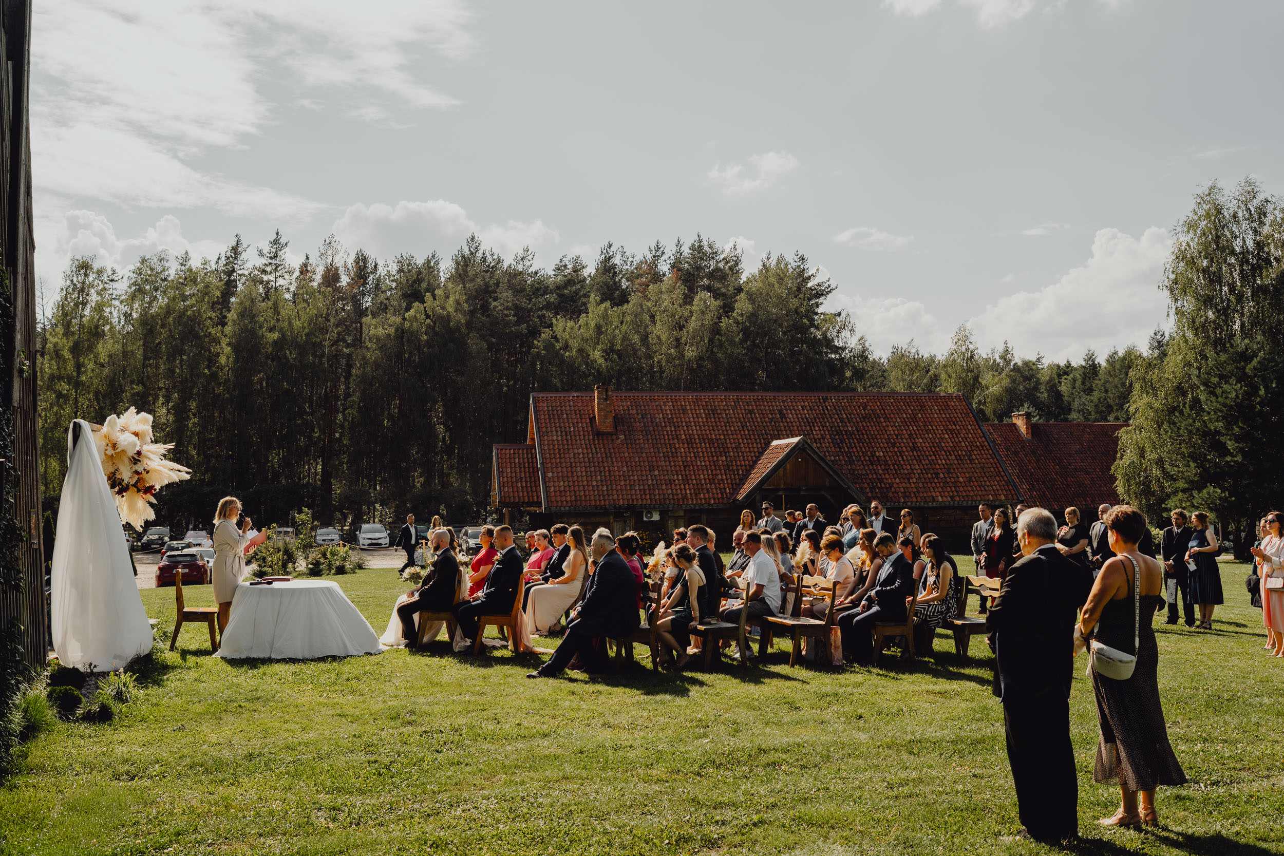Ceremonia ślubna w plenerze w Białymstoku. Nas zdjęciu para młoda, urzędniczka i około 120 gości.