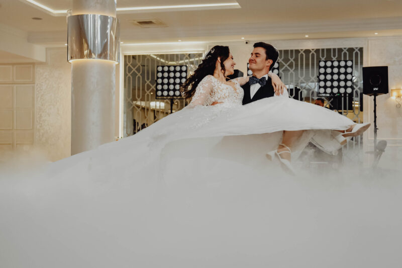 Para Młoda tańczy swój pierwszy taniec na weselu w restauracji Belweder w Białymstoku