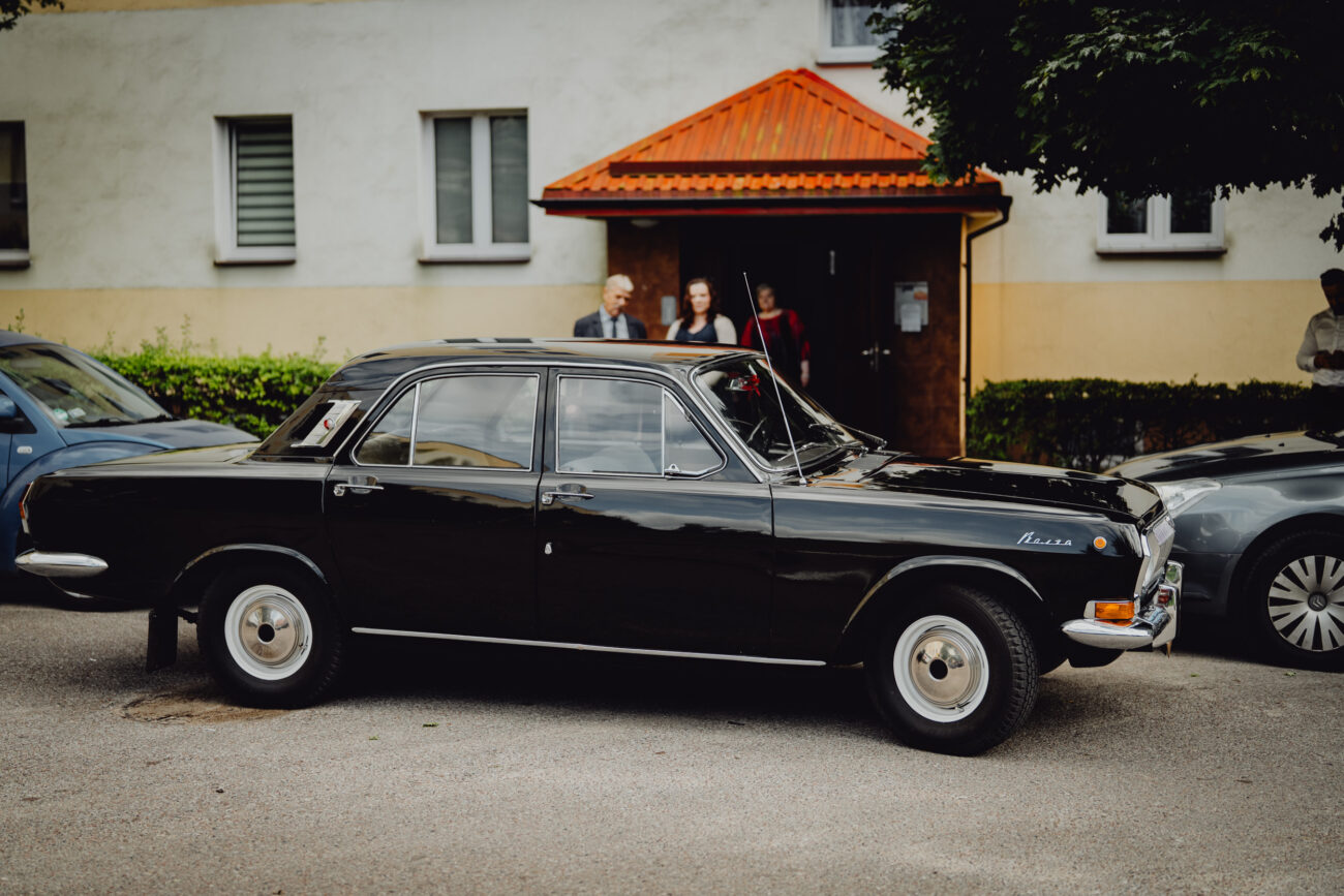 Czarna Wołga czego pod blokiem na młodą parę.