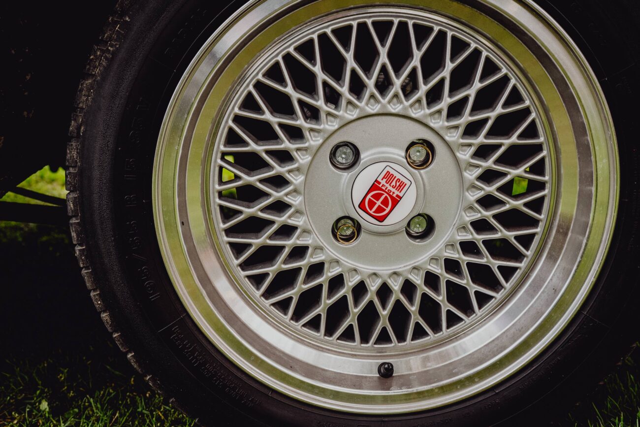 Obrączki wciśnięte w felgę białego fiata 125p.