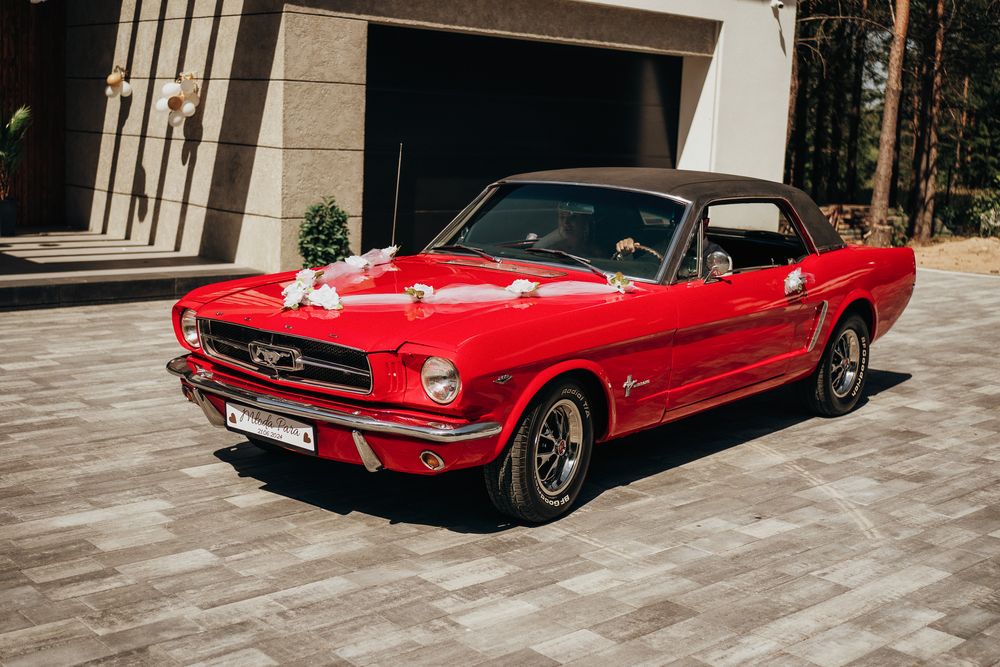 Czerwony ford mustang auto na wesele, przystrojony, piękny.