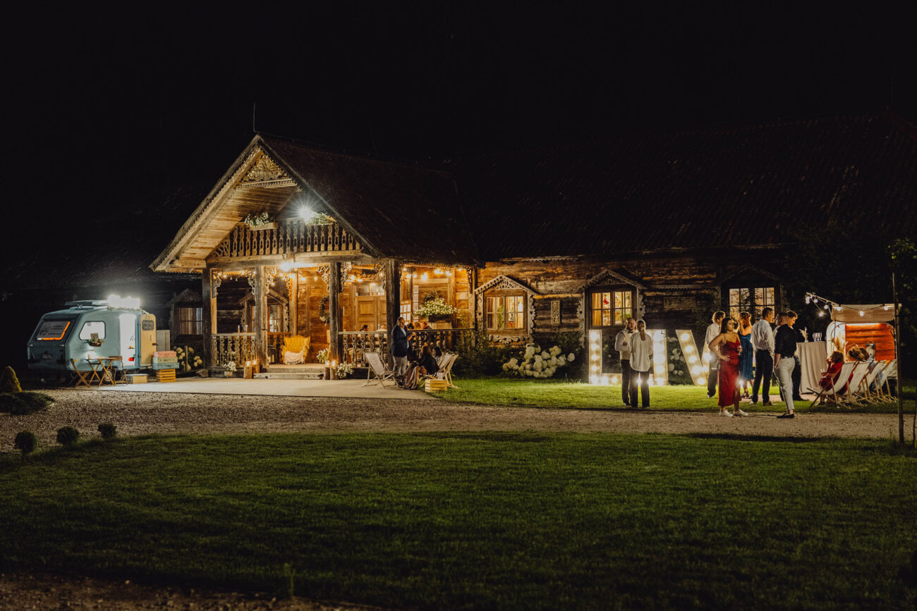 Dwór Modrzewiowy w Majątku Howieny w nocy.