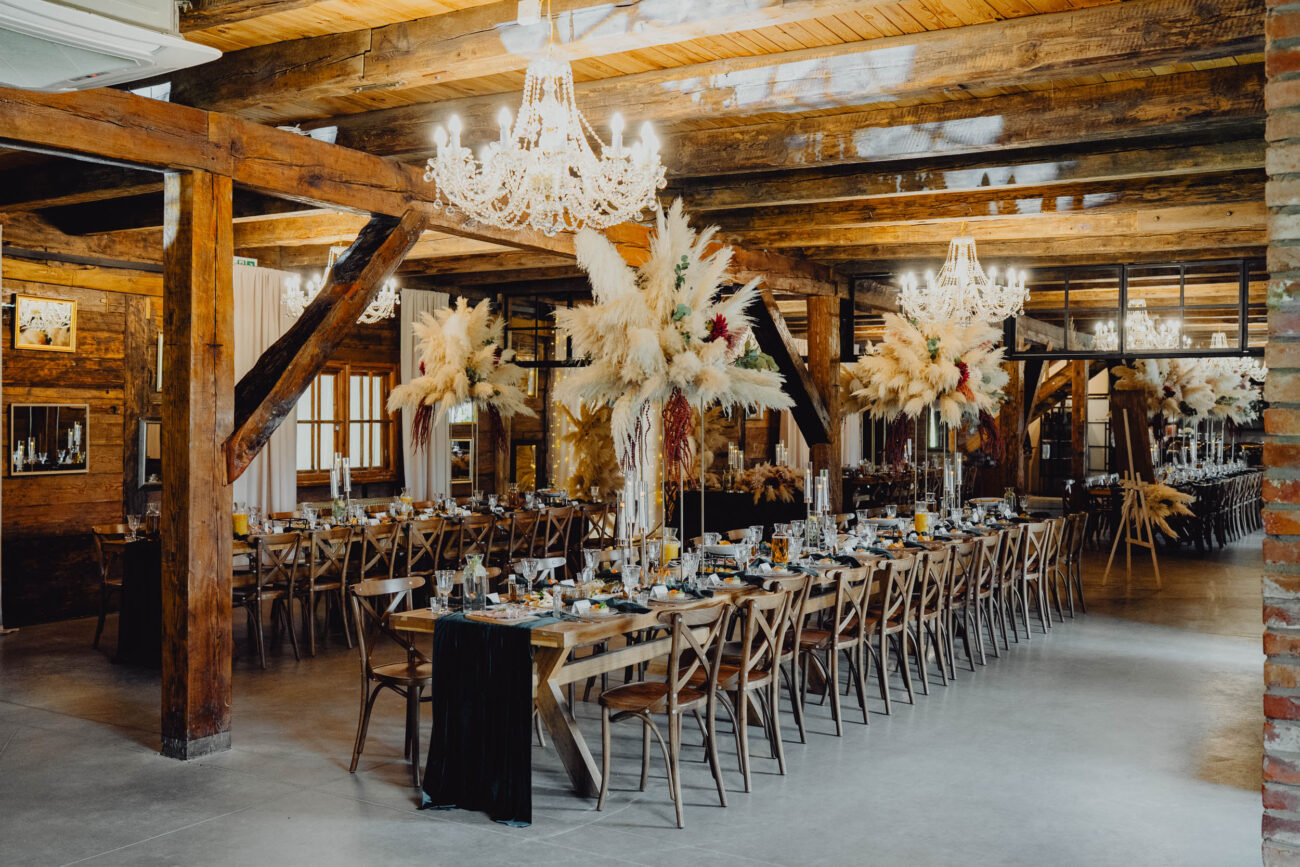 Pięknie udekorowane stoły w Dworze Modrzewiowym Majątku Howieny.