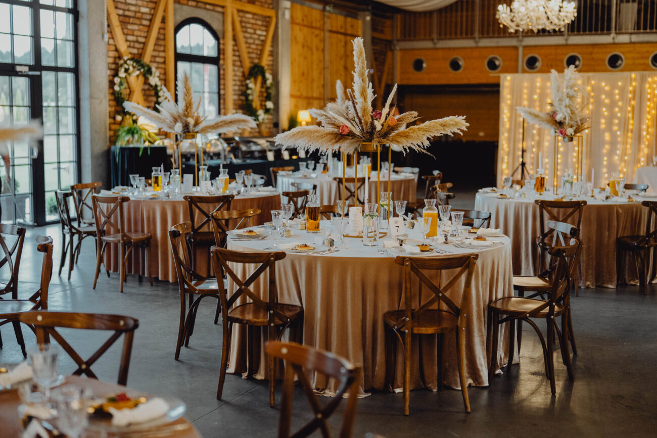 Piękne okrągłe stoły w Ekskluzywnej Stodole Howieńskiej.