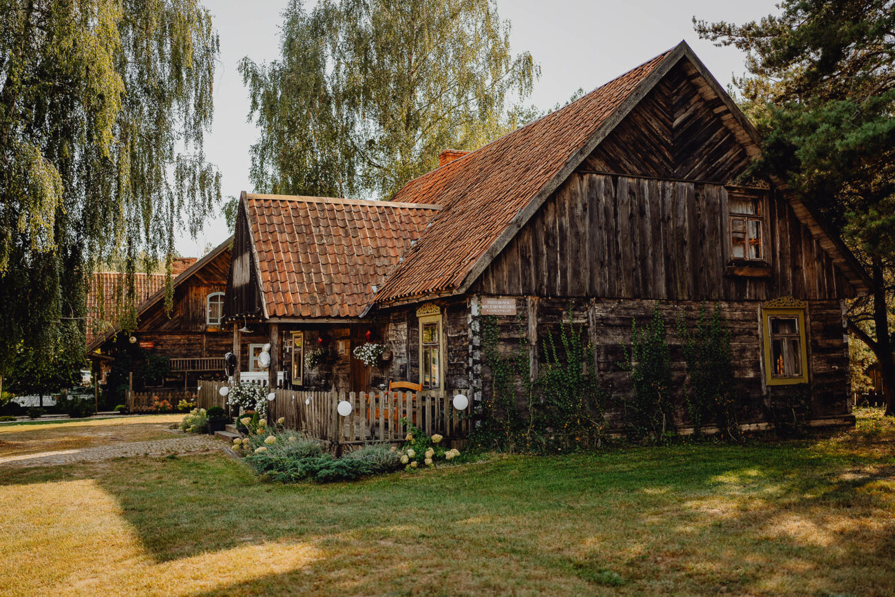 Stodoła Weselna Chata Dziupla w Majątku Howieny.