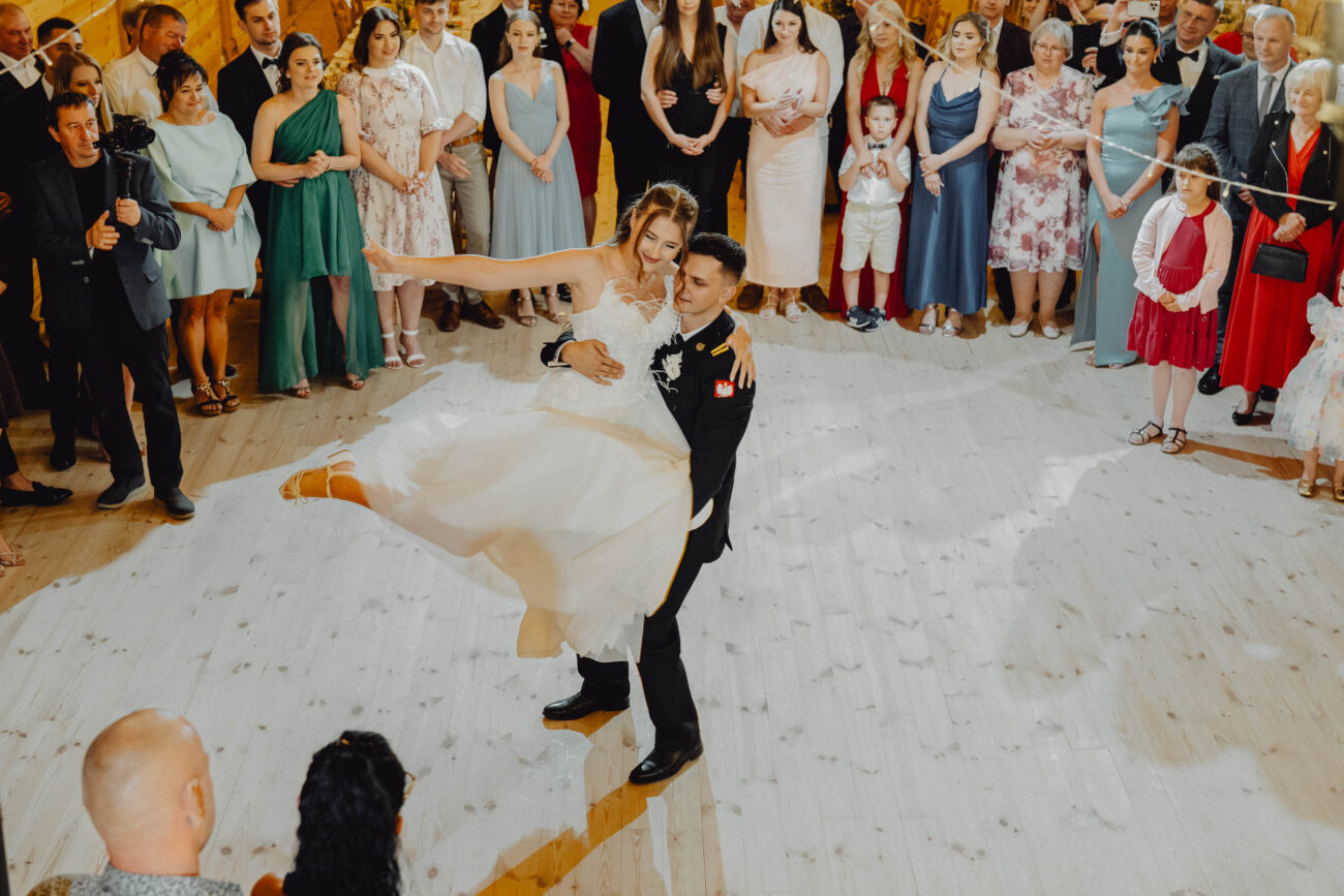 Para młoda tańczy swój 1 taniec w Chacie za Wasią we wsi Hamulka.