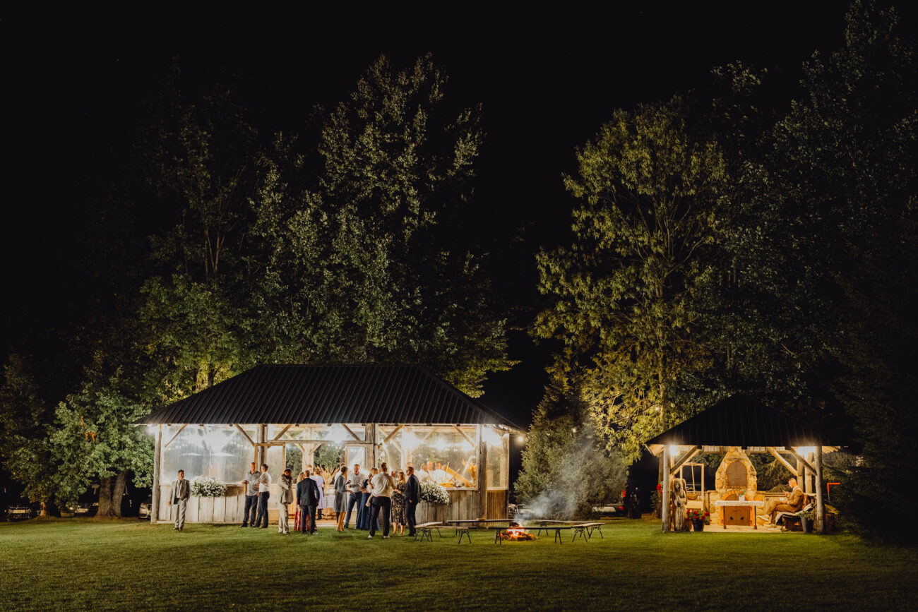 Drewniana oranżeria Chaty za Wsią w Hamulce sfotografowana w nocy.