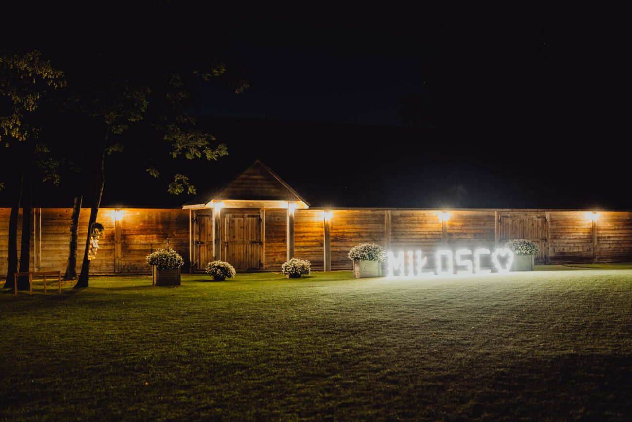 Stodoła Weselna Chata za Wsią w Hamulce sfotografowana w nocy.