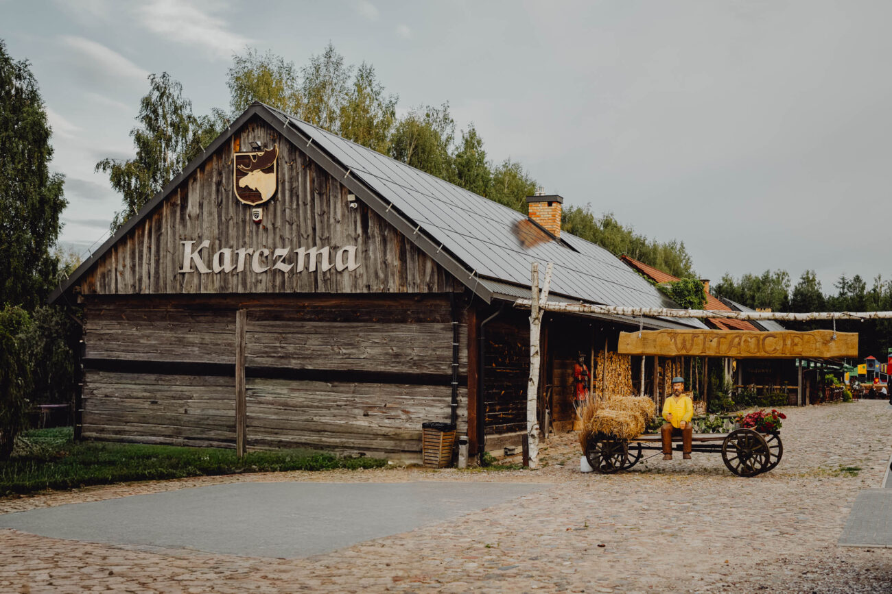 Karczma Folwark Nadawki - zdjęcie od strony parkingu.