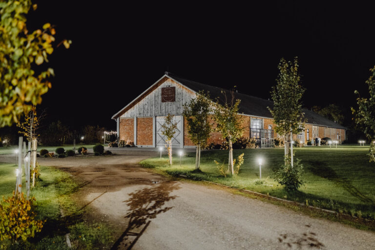 Ekskluzywna Stodoła Howieńska widziana z zewnątrz.