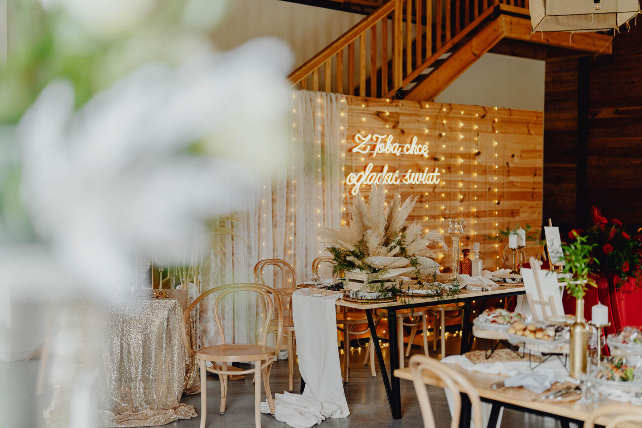 Stodoła Weselna Łąki i Pola, zdjęcie stołu pary młodej. Widać piękny napis ledowy.