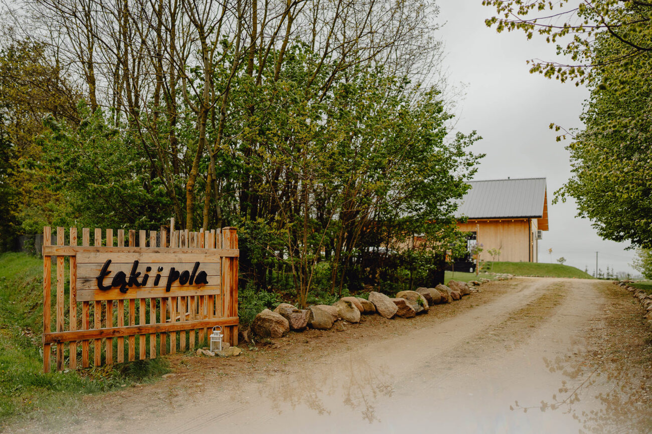 Stodoła Weselna Łąki i Pola, zdjęcie bramy wjazdowej z napisem Łąki i Pola.