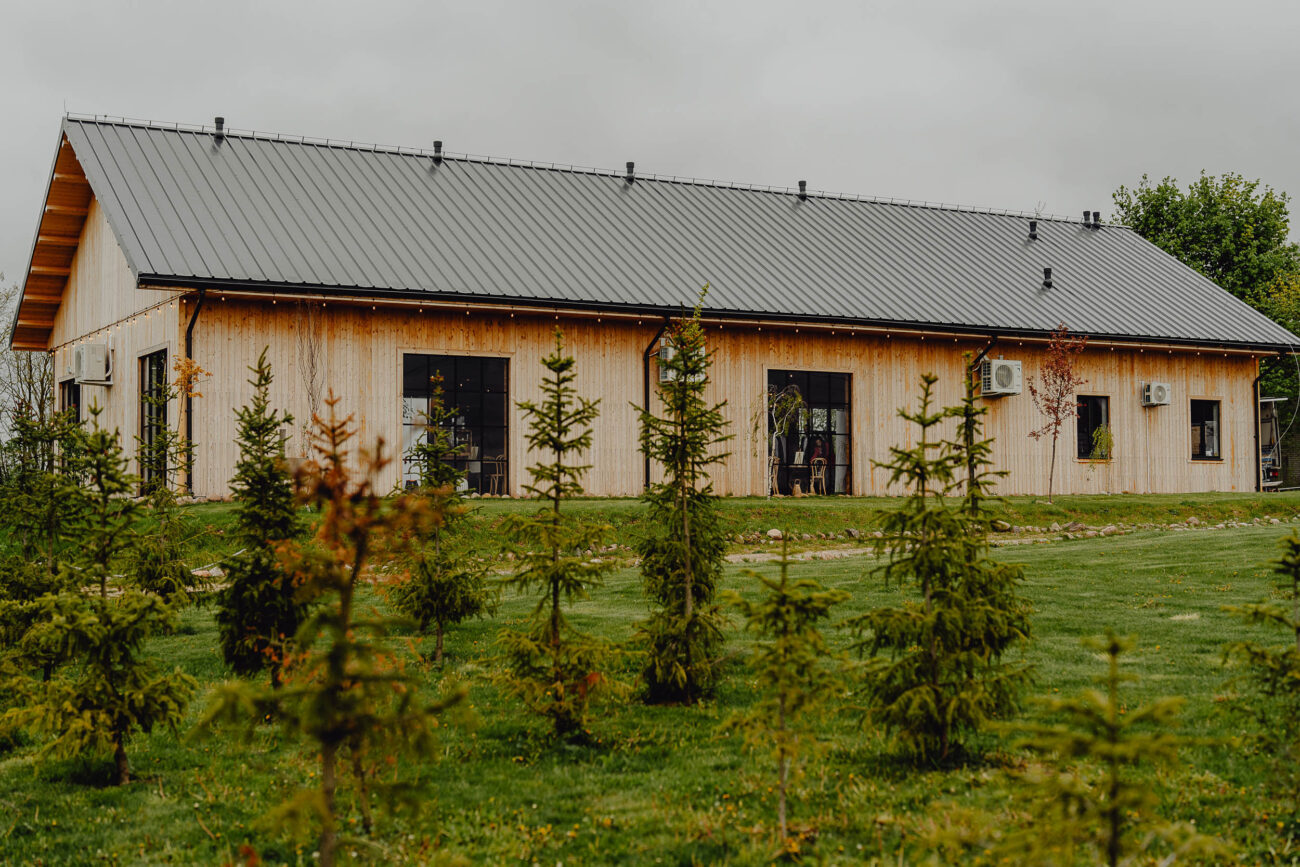 Stodoła Weselna Łąki i Pola zdjęcie z tyłu, od strony pola.