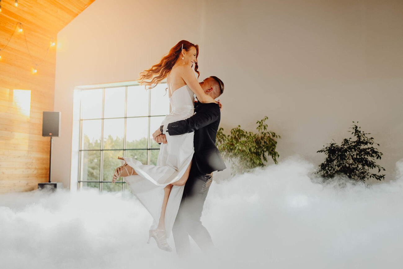 Pierwszy tniec w Stodoła Weselna Łąki i Pola