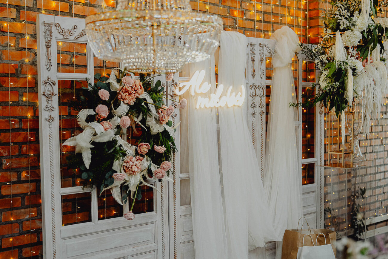 Stodoła Weselna Między Travami, widać dekorację za stołem pary młodej.