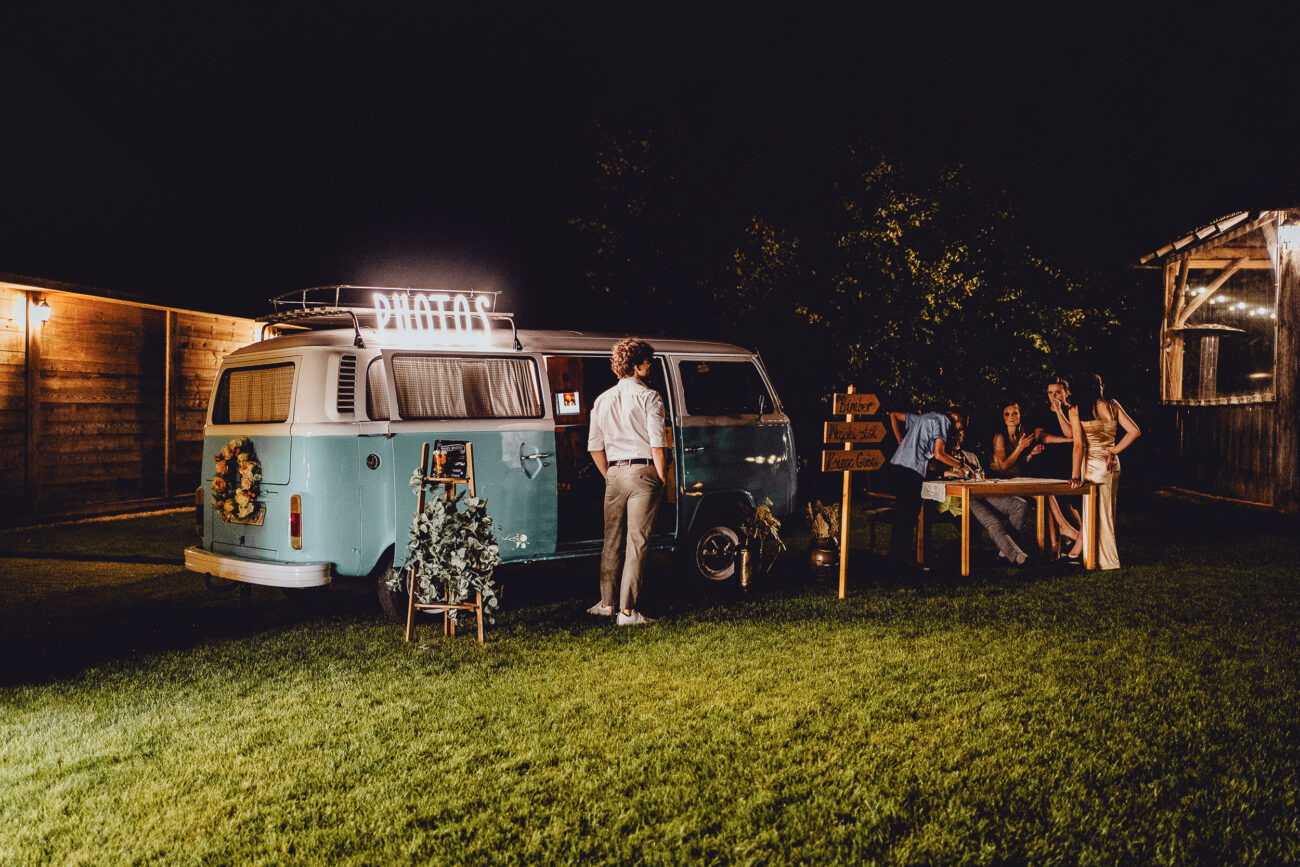 Goście weselni czekają w kolejce do weselnego fotobusa.