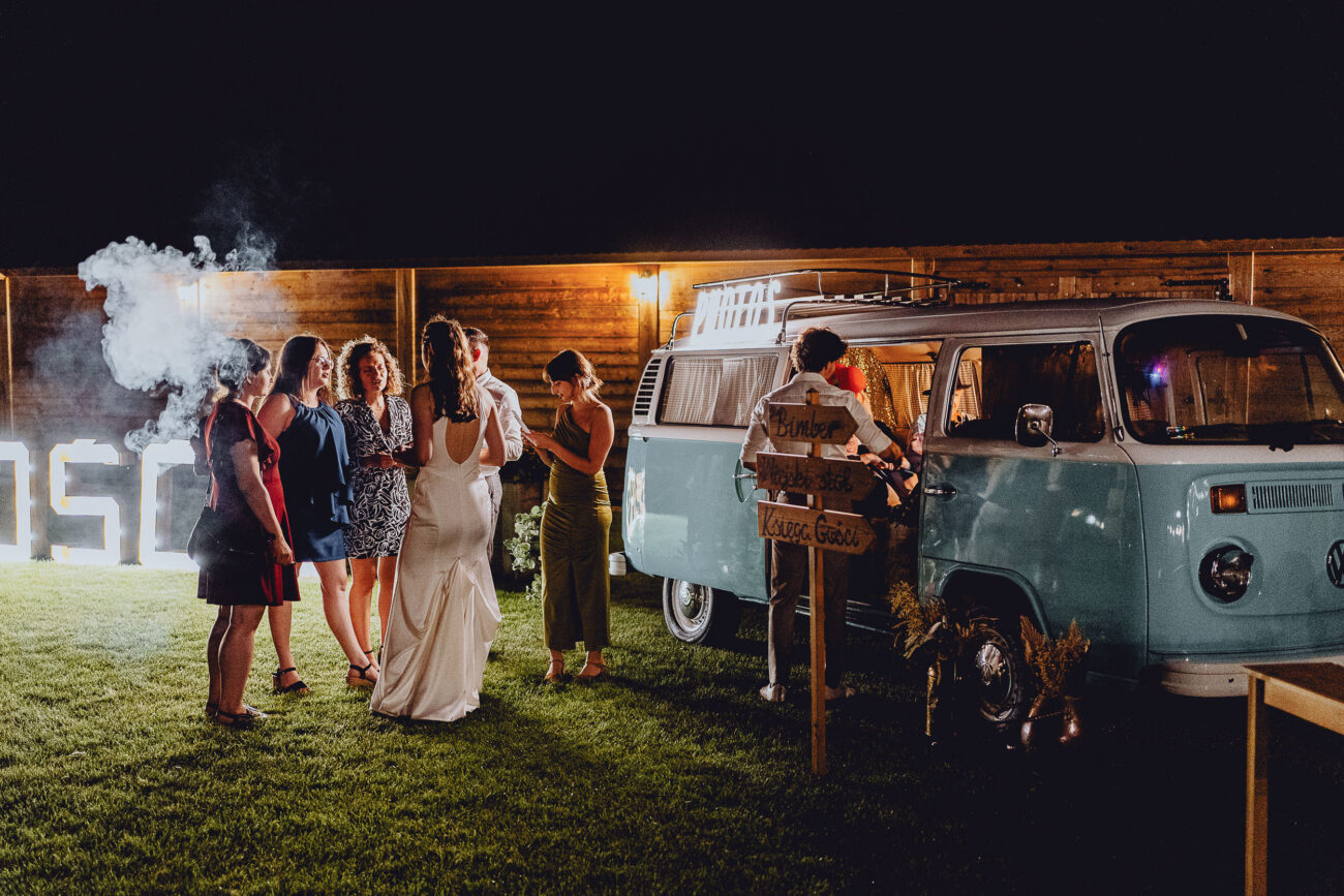 Goście weselni czekają w kolejce do weselnego fotobusa.