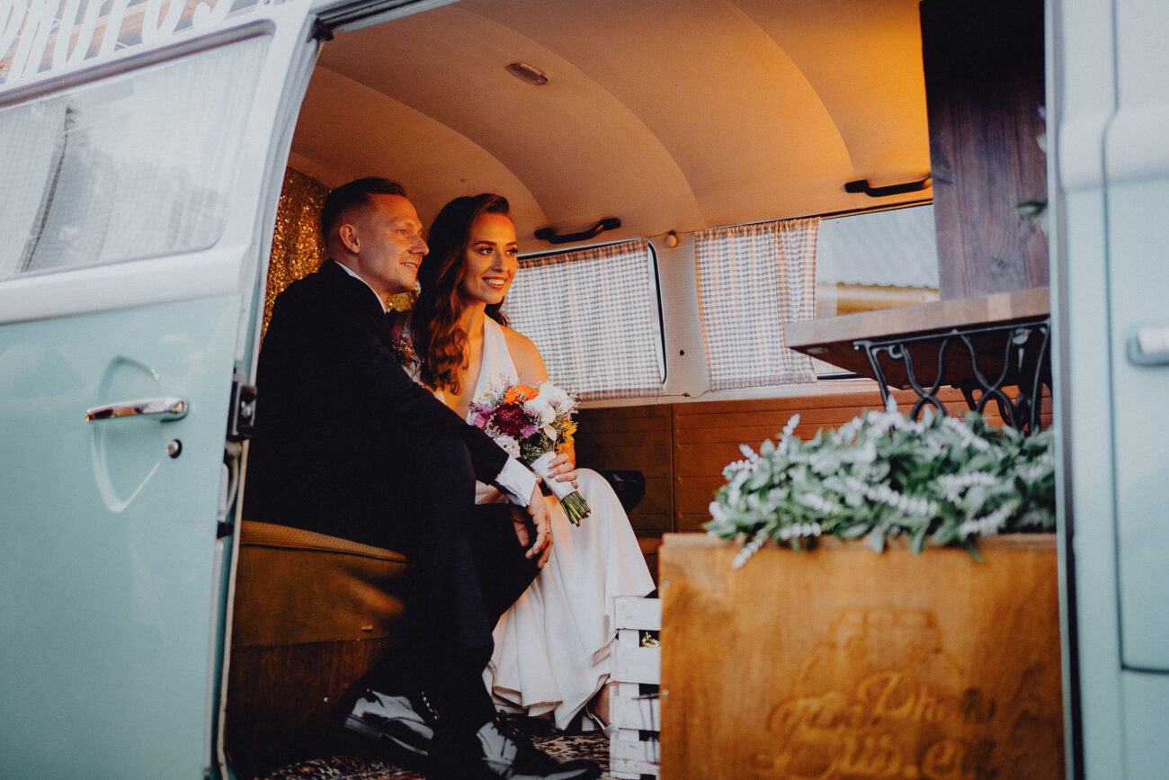 Para młoda robi sobie zdjecie na weselu w fotobusie.