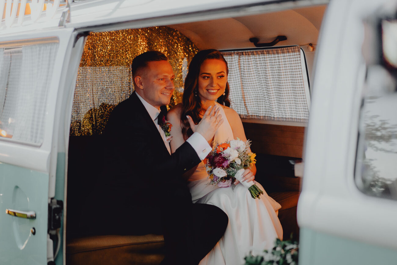 Para młoda robi sobie zdjecie na weselu w fotobusie.