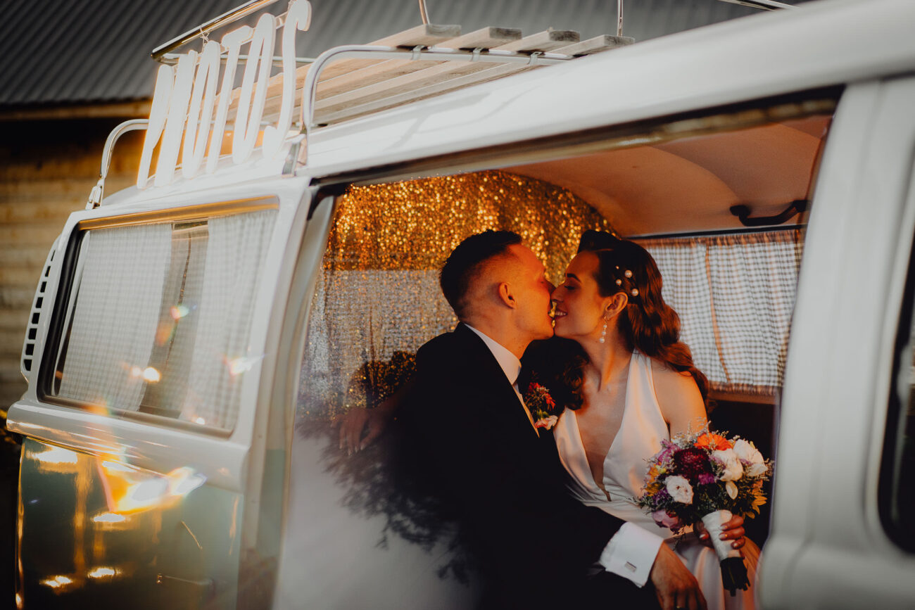 Para młoda całuje się w fotobusie.