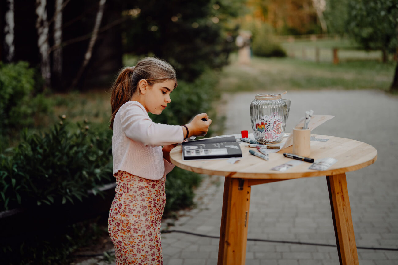 Goście weselni wpisują sie do księgi gości.