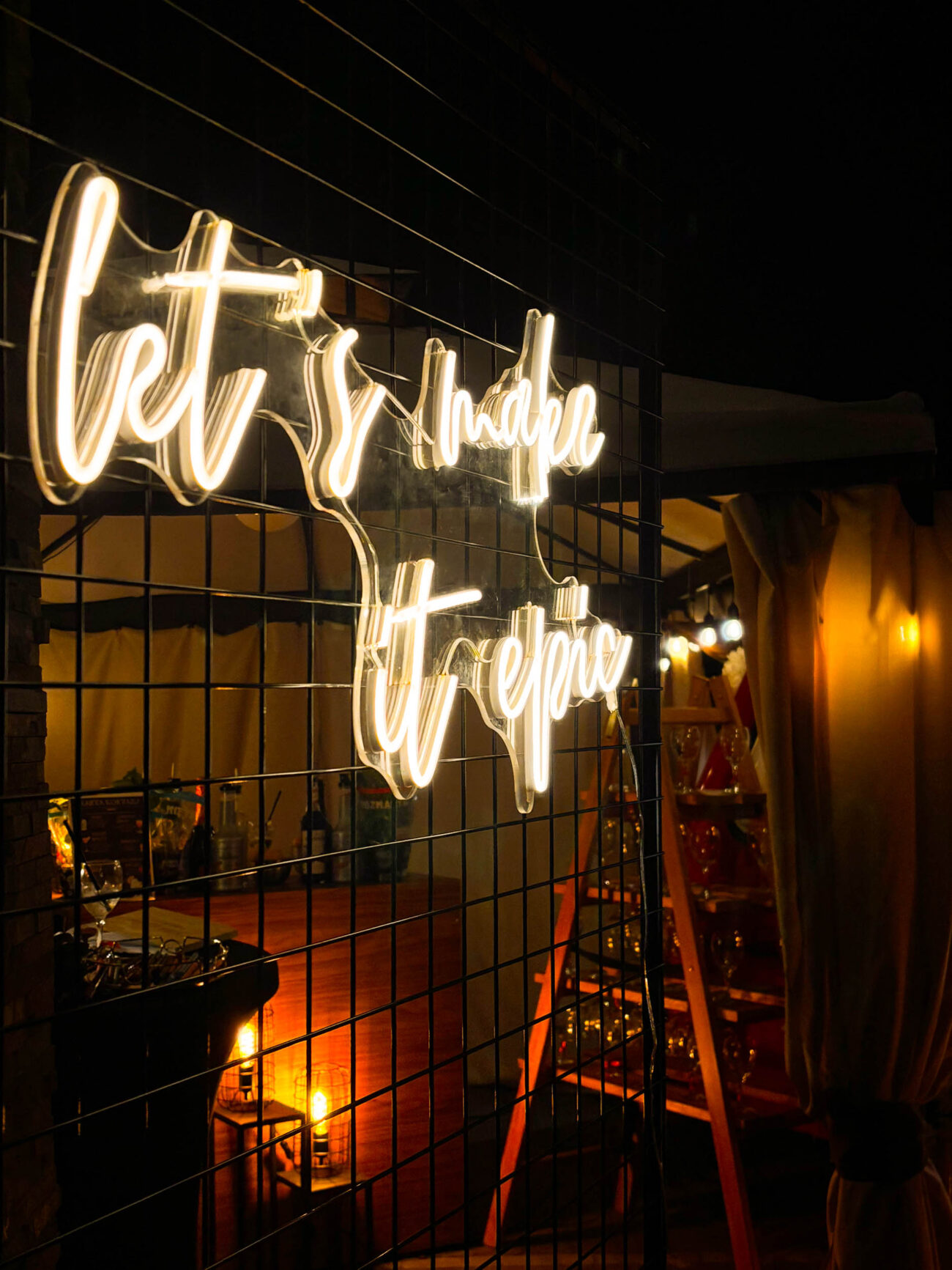 Napis Led na fotoprzyczepie HONOTU