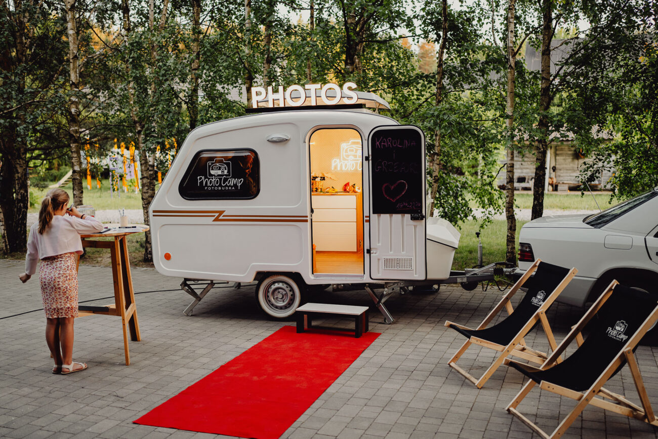 Fotoprzyczepa stoi pod salą weselną Stajnia Sowlany.