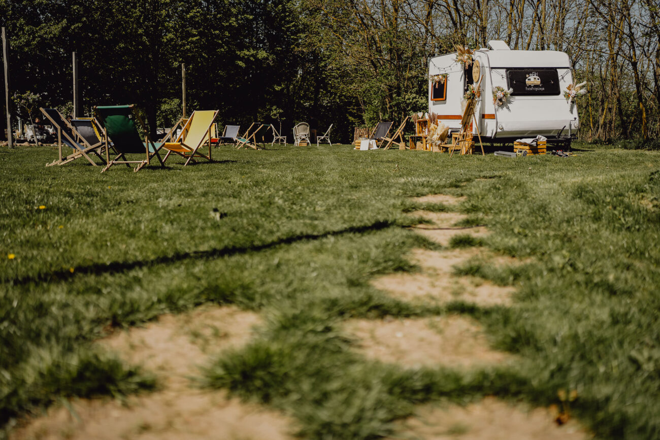 Fotoprzyczepa na weselu plenerowym.