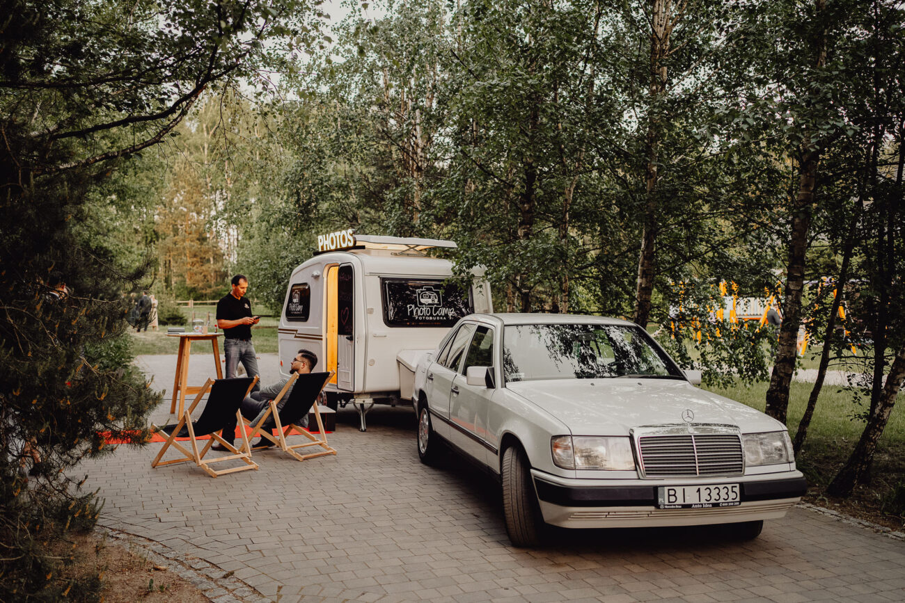 Fotoprzyczepa na weselu plenerowym.