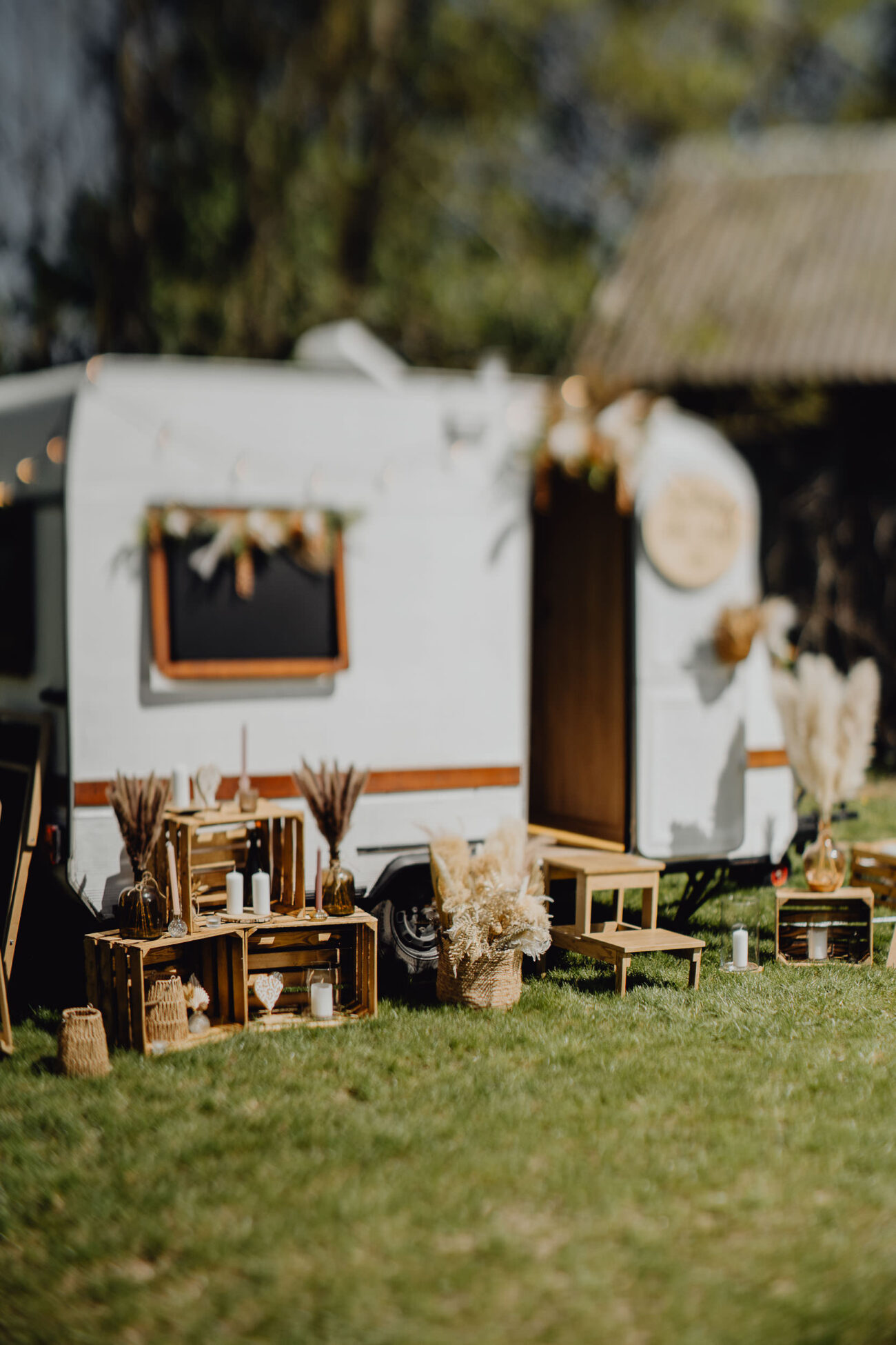 Fotoprzyczepa na weselu plenerowym.