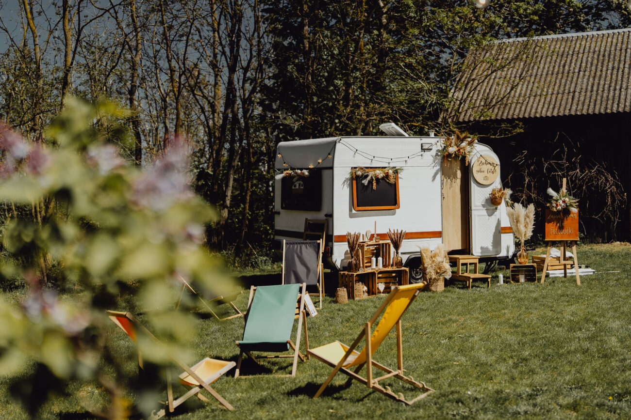 Fotoprzyczepa na weselu plenerowym.