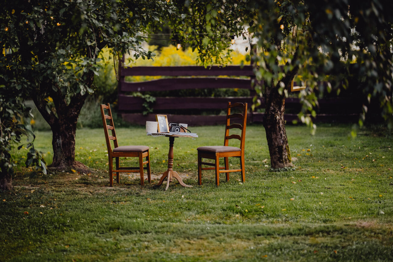 Instax na weselnym plenerowym stoliku z księgą gości