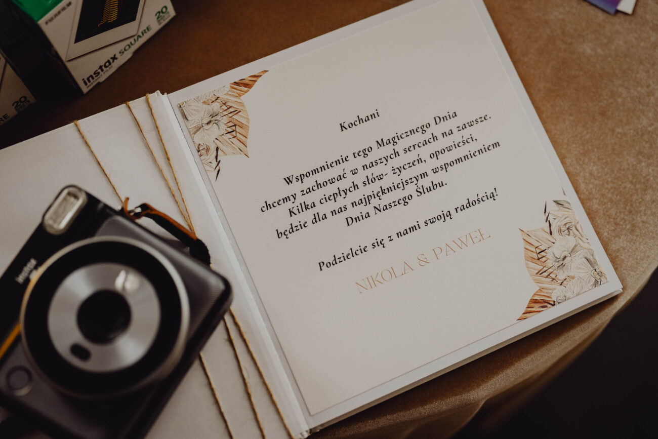 Instax na weselnym stoliku z księgą gości