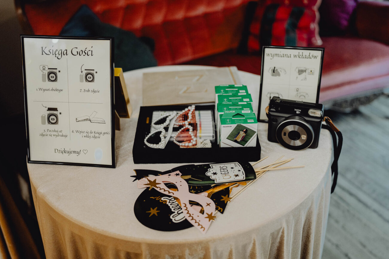 Instax na weselnym stoliku z księgą gości